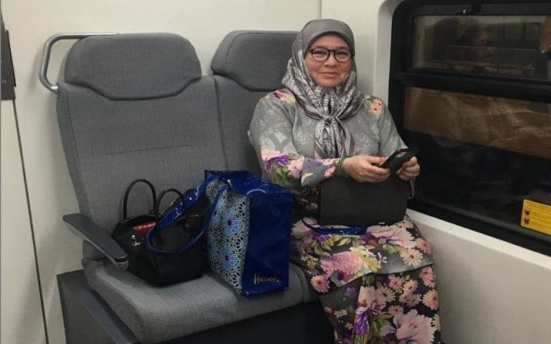Tunku Azizah wins people’s hearts again, rides KLIA Express train