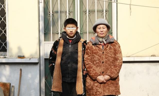 女子三段感情屡遭家暴，被丈夫拿刀扇脸，为抢孩子躲车里逃出生天
