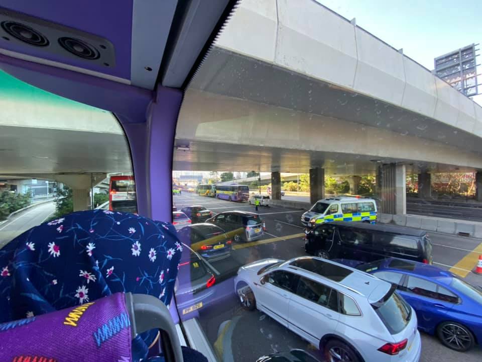【修例风波】警多区设路障截查 西隧大挤塞