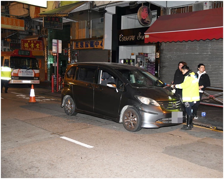 平治上海街打保龄连撞两车 司机逃去