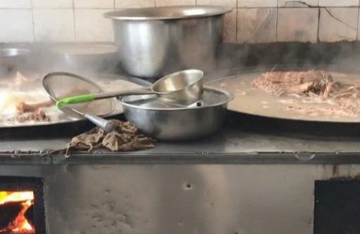 农村大爷用大锅煮这种食物卖，一天能卖上千斤！顾客开豪车来吃