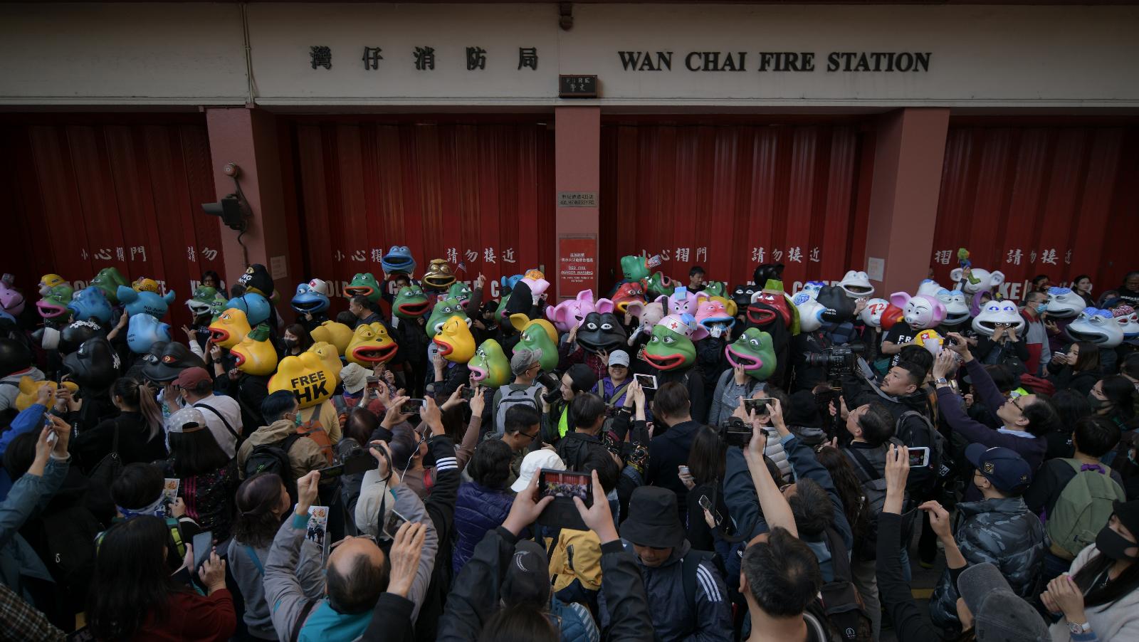 【修例风波】游行人士戴连猪PEPE头套 市民围观拍照