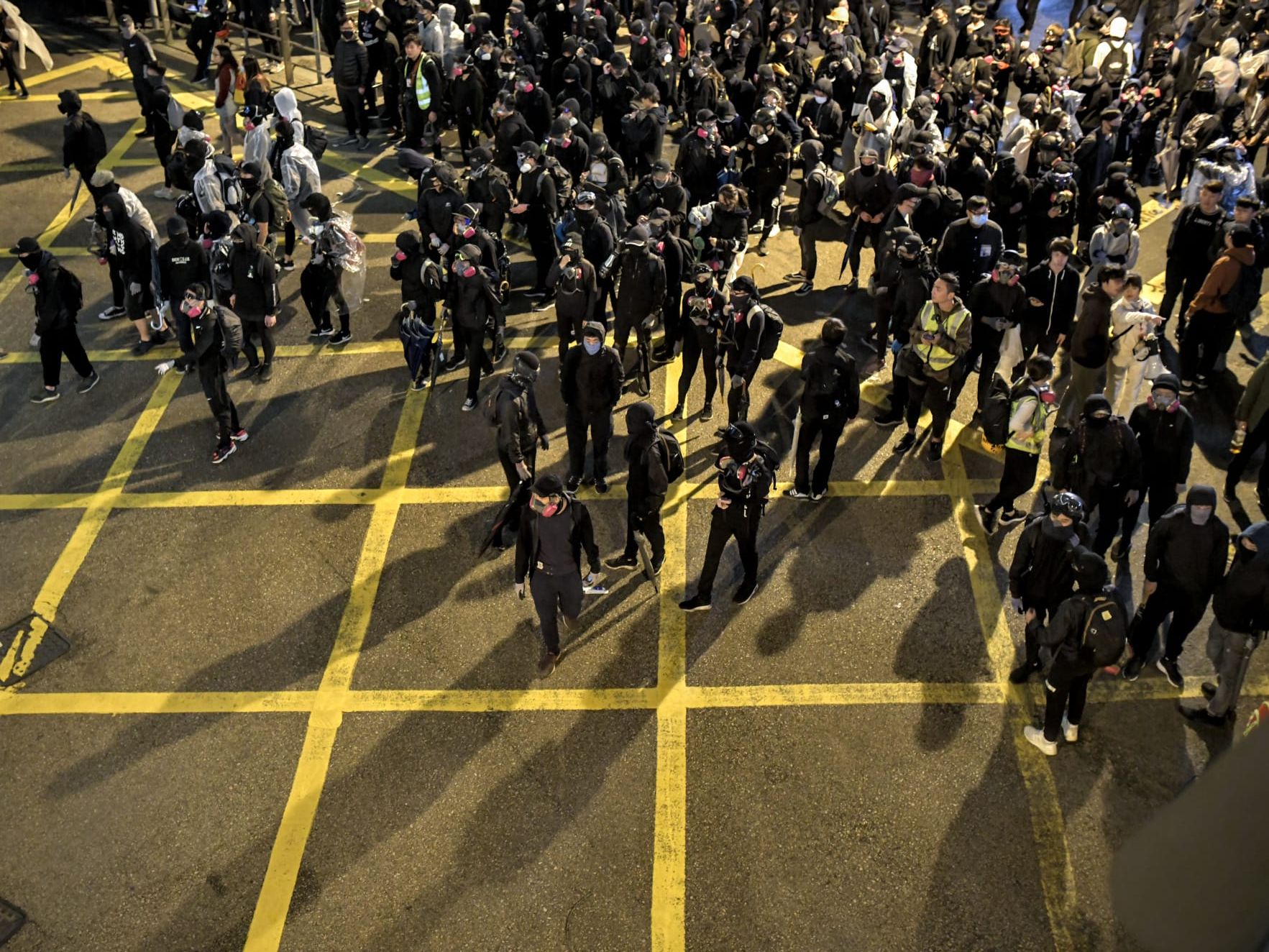 【修例风波】中环仍有人聚集 岑子杰到场吁返回行人路