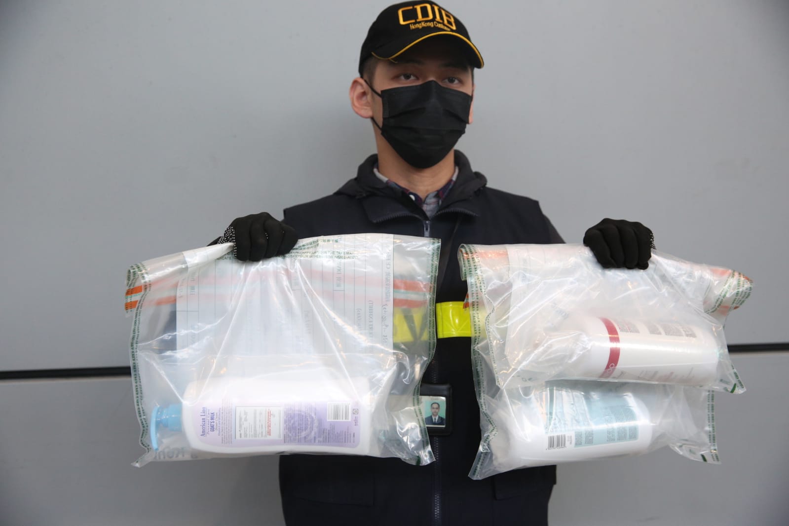 3樽洗澡用品藏4.2公斤液态可卡因　金边入境21岁男机场被捕