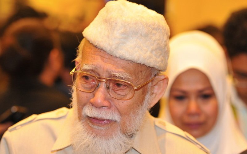 Wan Azizah’s father dies