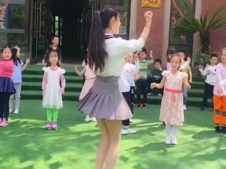 90后幼师穿裙子上课，家长声讨引热议，家长：裙子那么短干嘛？