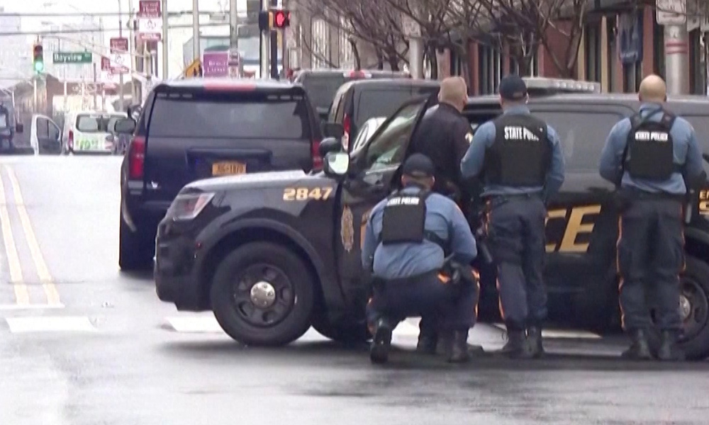 At least six dead, including two suspected gunmen, in US shooting