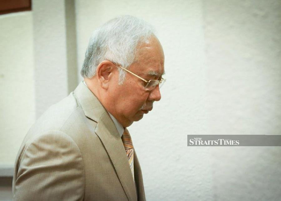 Najib spends entire morning disagreeing with the AG, and disputing his signatures