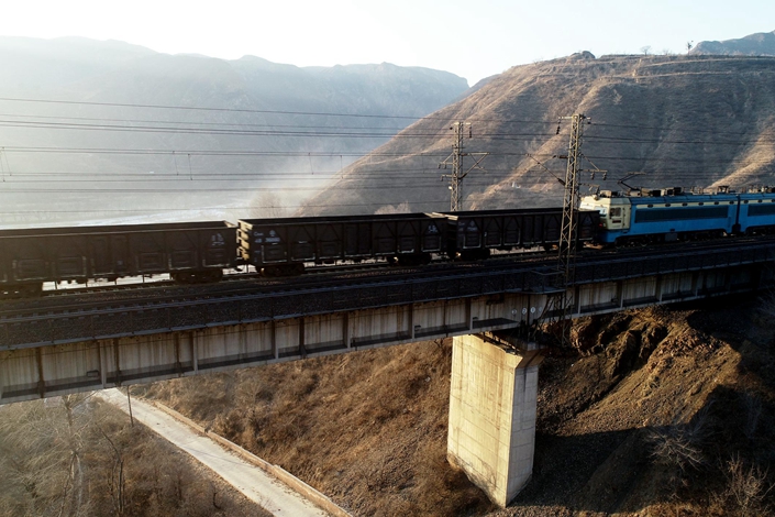 Shipments Drop on China’s Busiest Coal Railway