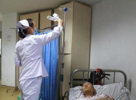25岁男子爱上50岁富婆，结婚一年后住院5次，医生：没得救了
