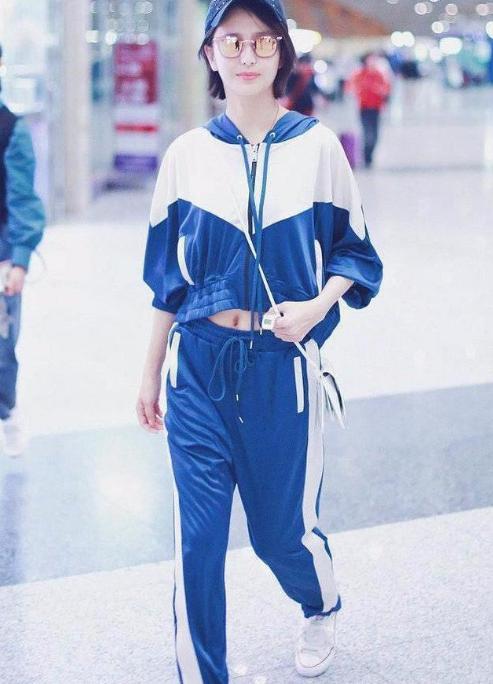 再次穿上校服，年龄瞬间回到18岁，佟丽娅青春洋溢少女感爆棚