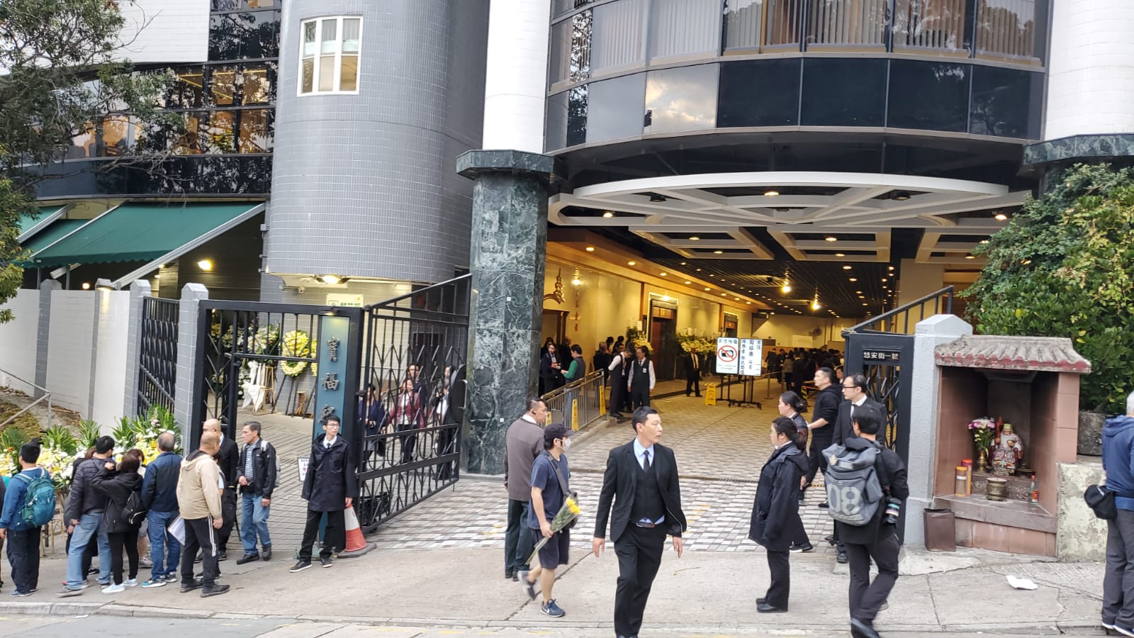 周梓乐宝福纪念馆设灵 市民穿黑衣持白花排队悼念