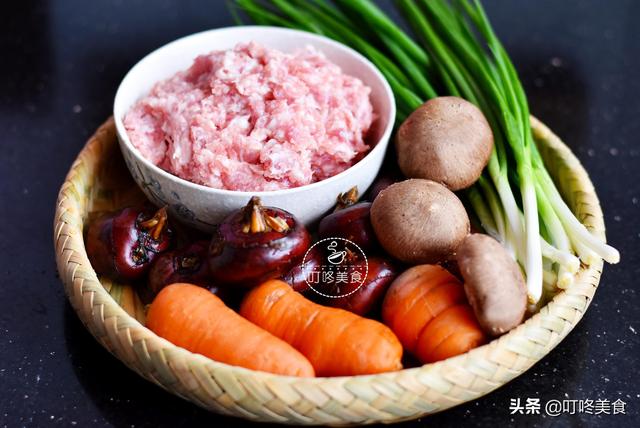 2分钟教会你做客家炸肉丸，操作简单，又香又嫩，学会可以开店了
