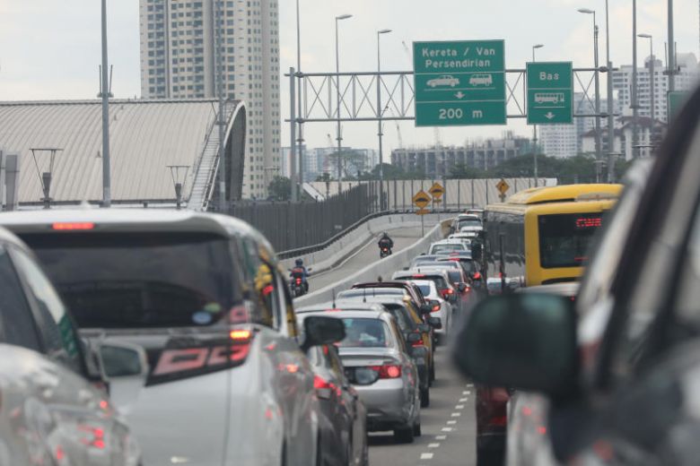 Many Malaysian vehicle-owners unaware of online-only rule for Singapore autopass