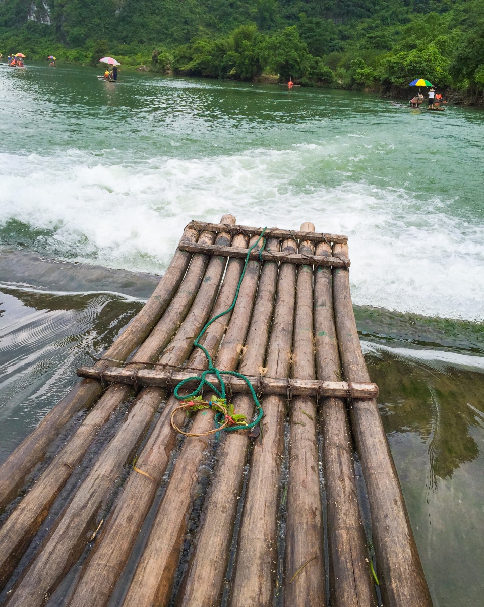 来广西阳朔旅游 一定要体验遇龙河人工竹筏漂流 这样才不枉此行 Nestia