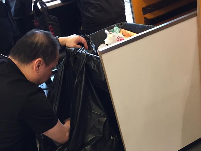 【维港会】帮食客摷垃圾桶搵八达通 快餐店职员获激赞