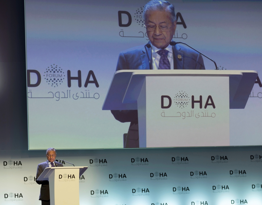 Dr M receives Doha Forum Award