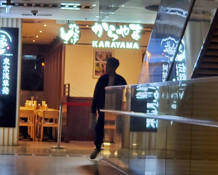 黄大仙中心炸鸡店遇窃损失2.5万 贼人抬走夹万