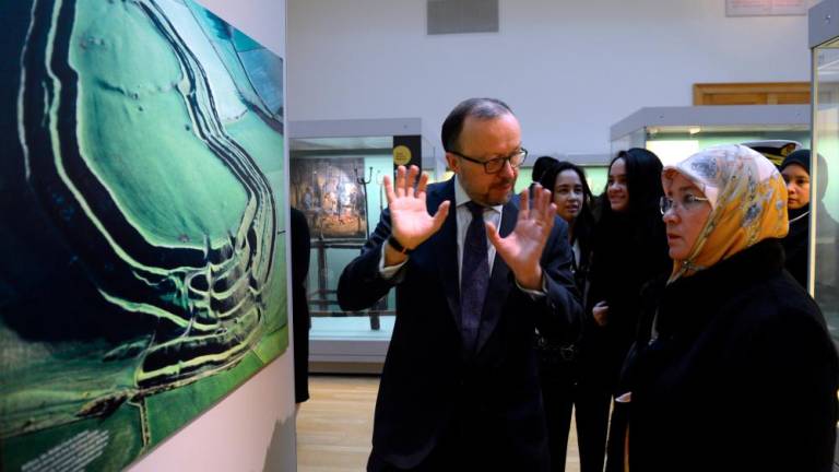 Queen visits British Museum