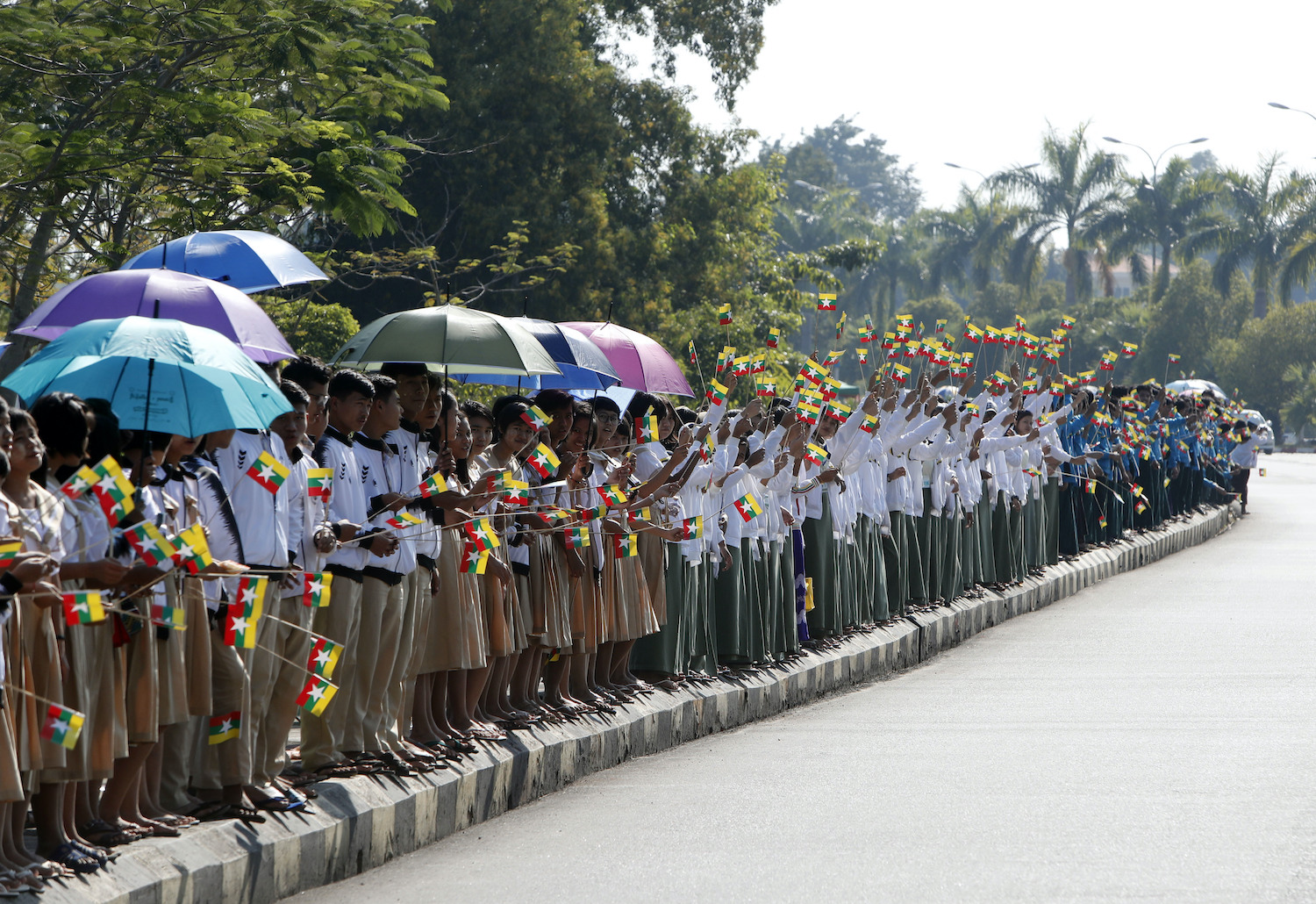 Thousands hail Suu Kyi on return to Myanmar