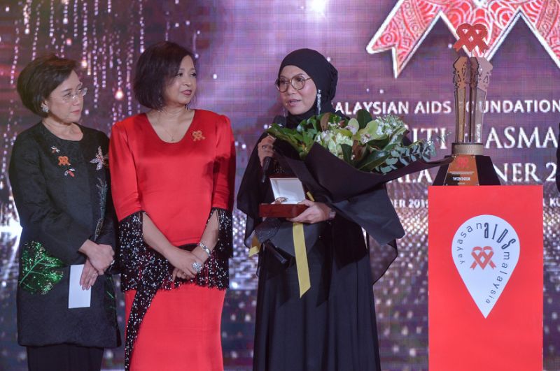 Dr Zaiton Yahaya is Tun Dr Siti Hasmah Award winner 2019 for outstanding work to end AIDS