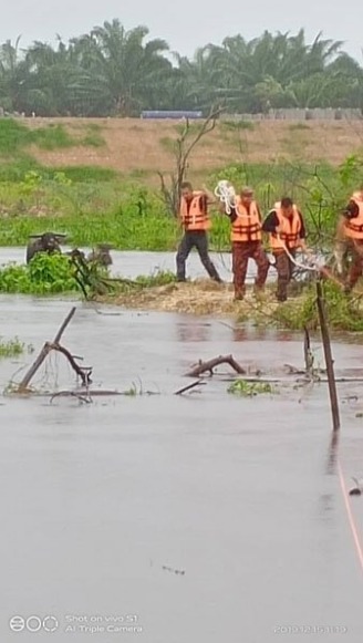 Heartwarming Photos Show Rescue Team Saving Helpless Pets During M’sian Flash Floods