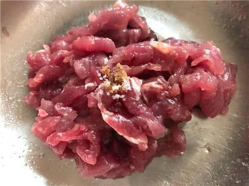 它香辣有嚼劲，开胃又下饭，是难得一见的时尚湘菜湖南人都爱吃
