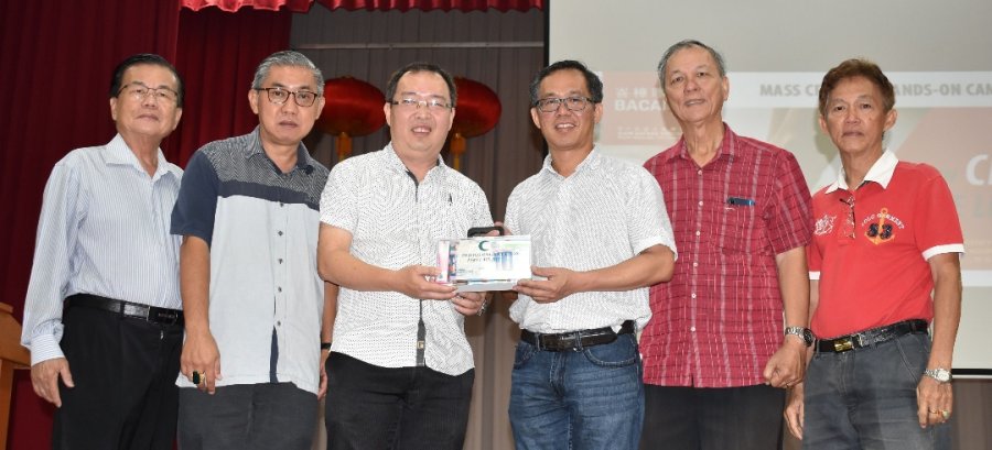 甲学校明年推行学生减重计划