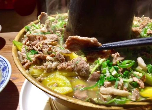 老板请客吃饭，12个人却只点一道菜，上桌后，我们集体“懵了”