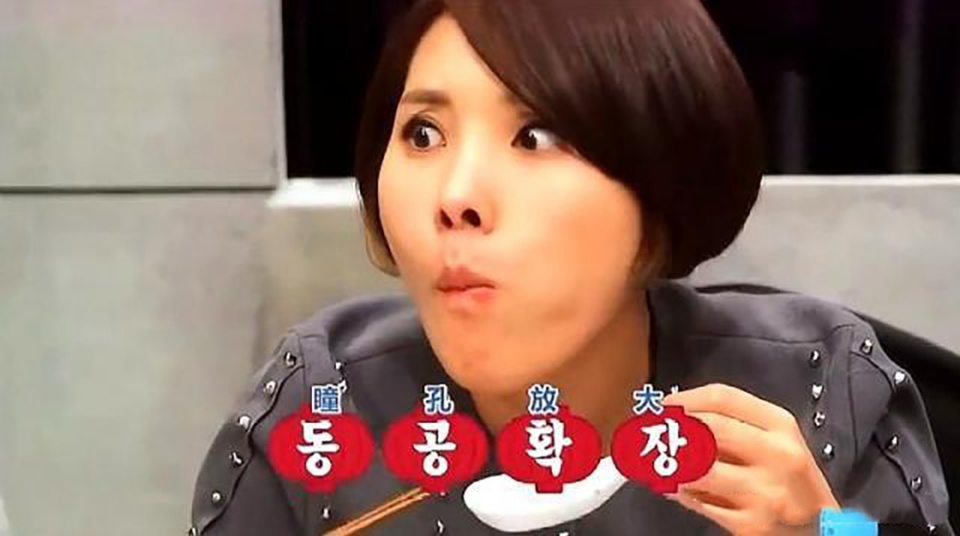 韩国评委质疑中国菜刀切不了生鱼片，吃到油泼鱼片后，好吃到哭！