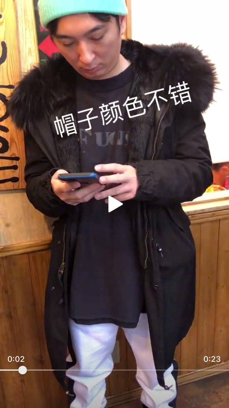 王思聪“被限制高消费”后低调排队吃拉面，帽子颜色太抢镜了