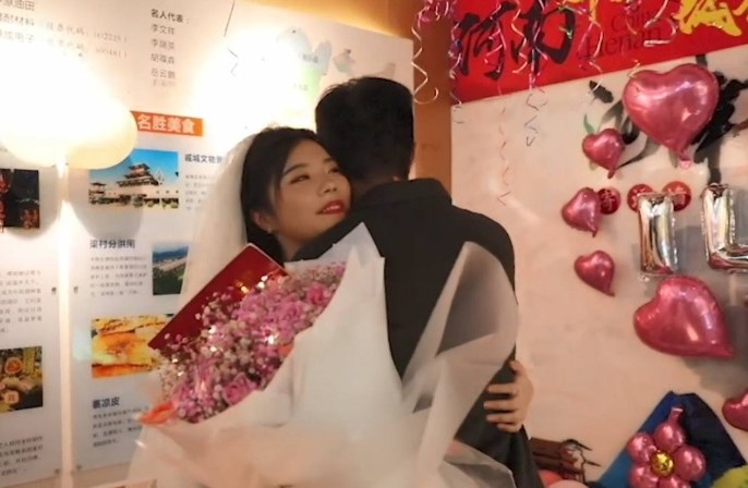 带房契宝马车匙向男友求婚 女友：未来我养你