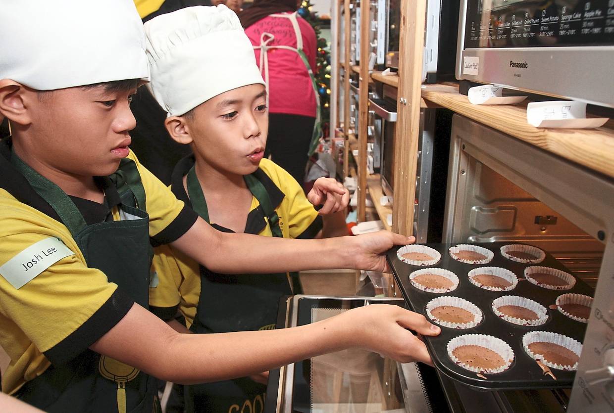 Little bakers whip up festive cupcakes