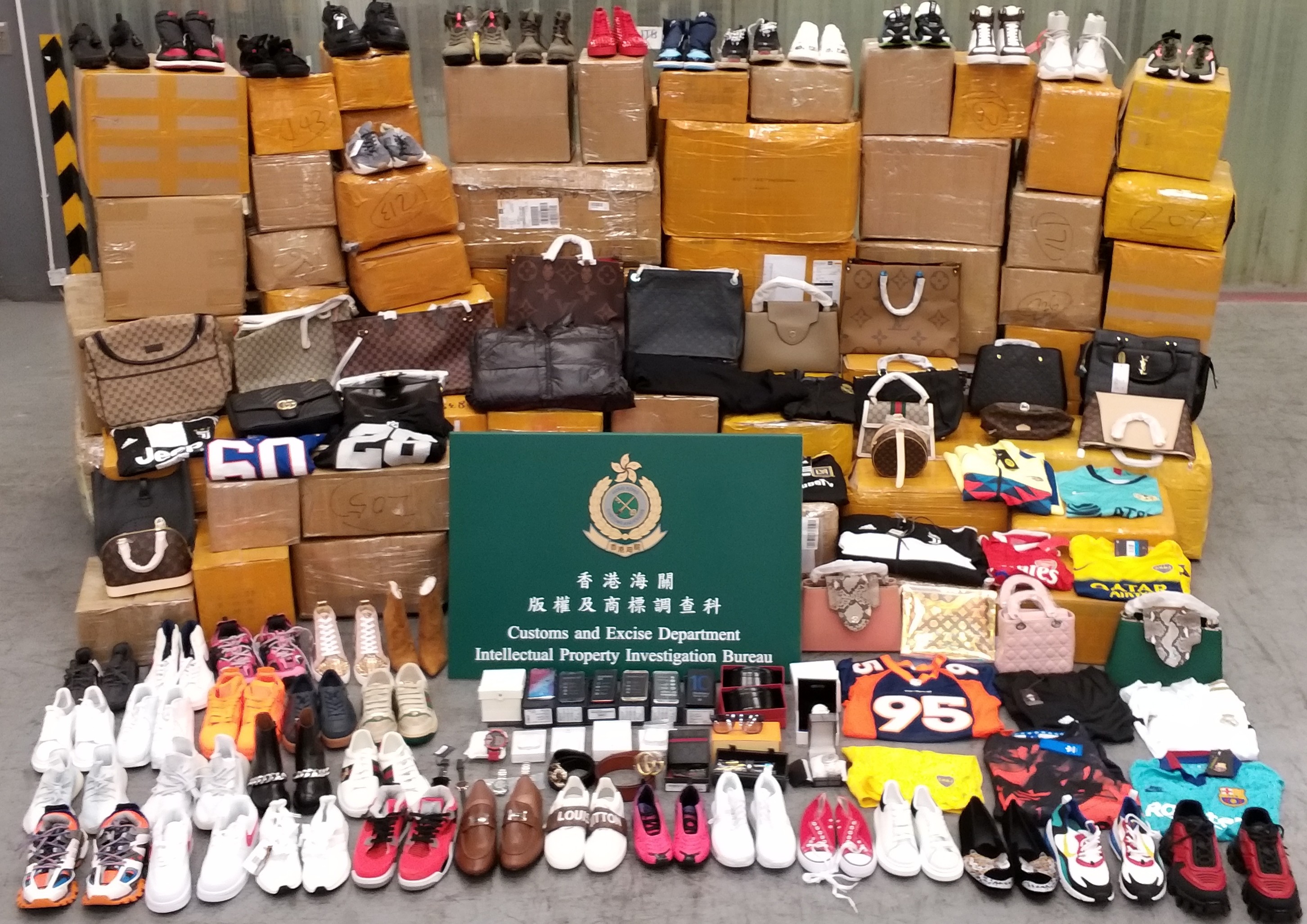 海关检1.3万件输往美国冒牌货 市值约150万元
