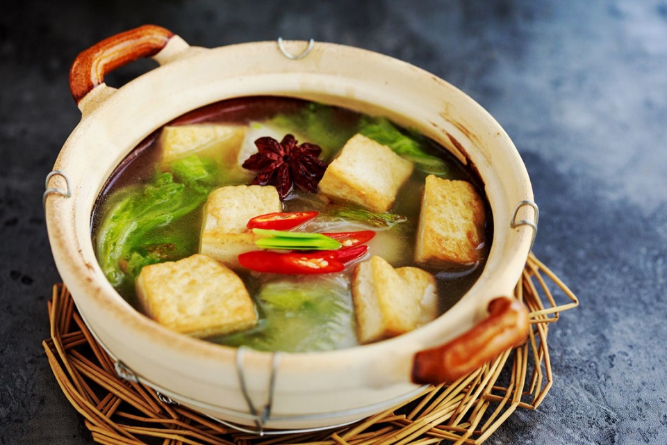 白菜炖豆腐，先炒白菜还是先炖豆腐？全不对，大厨这样做，比肉香