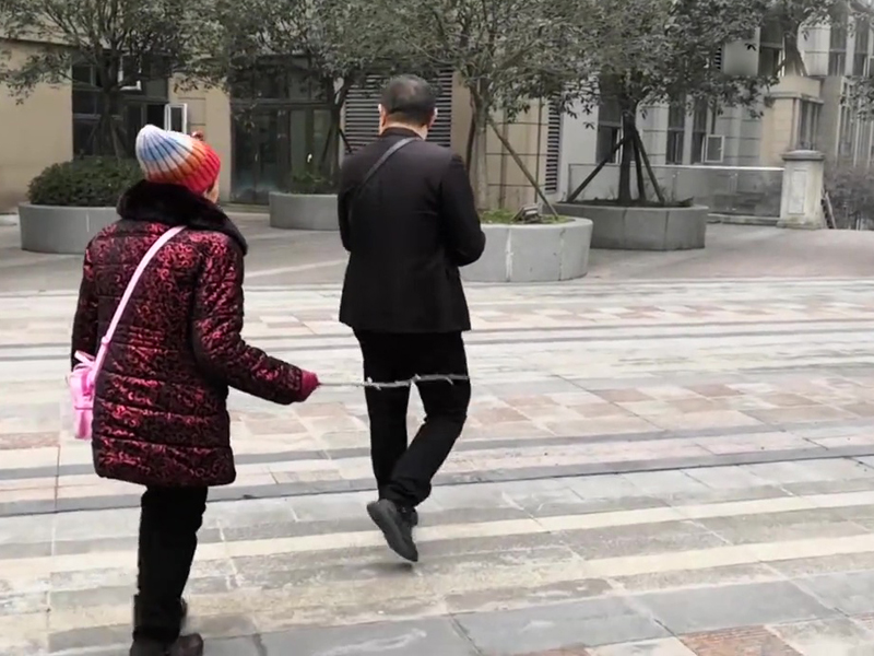儿子笑着被阿妈打 称45岁能被阿妈打很幸福