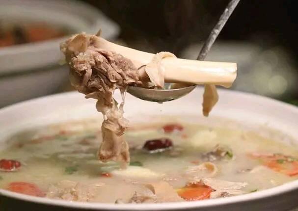 菜市场剔掉肉的“羊骨架”，还要10元一斤，大叔：非常值得