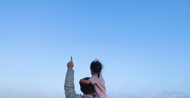 陈赫娇妻张子萱晒女儿萌照，安安模仿漫画人物动作呆萌可爱