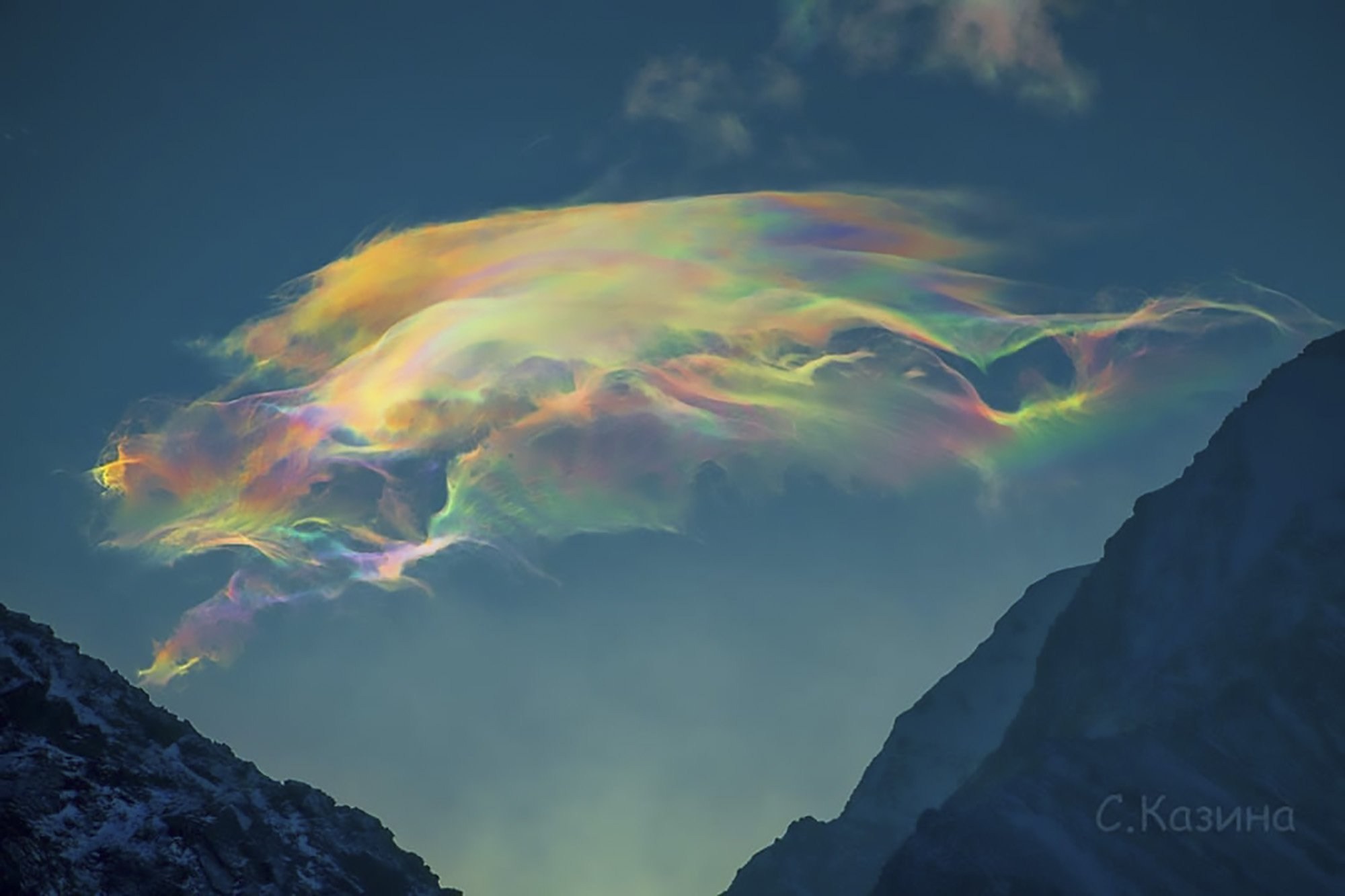 Beautiful psychedelic rainbow-coloured ‘jellyfish clouds’ caught on camera