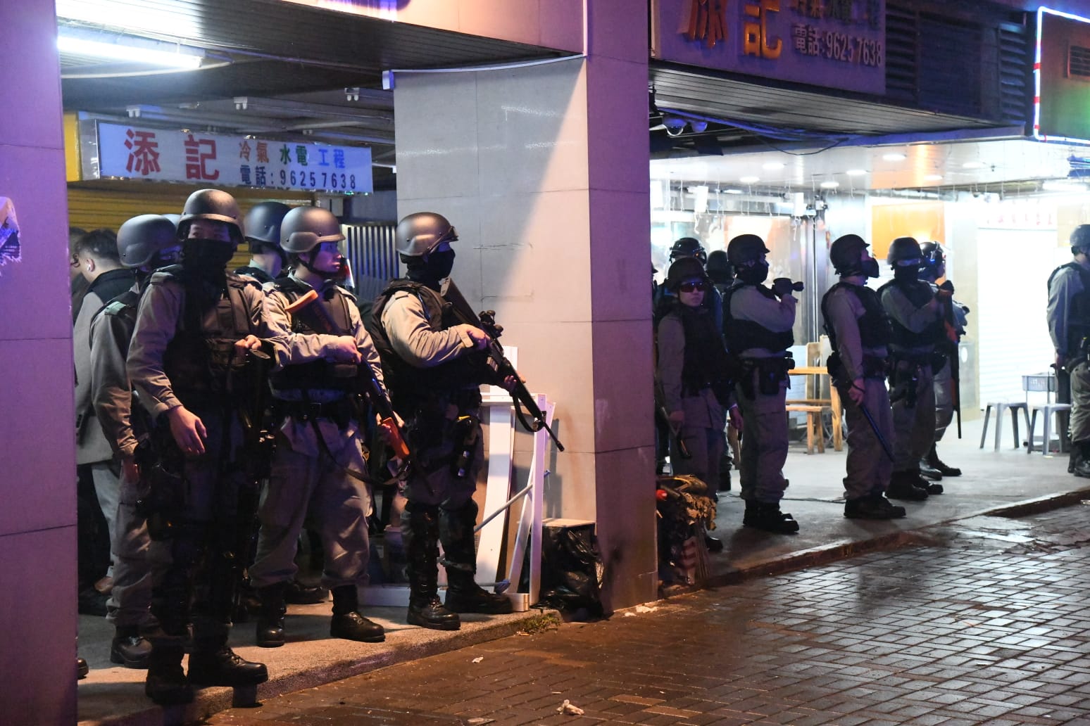 大埔枪击案现场人群指骂警察 警方举黑旗射催泪弹驱散