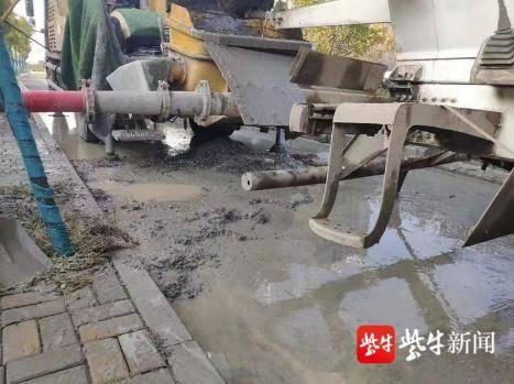 竟直接在工地门口搅拌混凝土，城管及时叫停