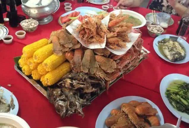 乡下亲戚请吃饭，推脱不掉只能去，饭菜上桌，大家的脸都“绿”了