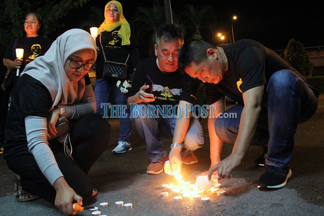 Hundreds hold candlelight vigil in remembrance of Bill Kayong