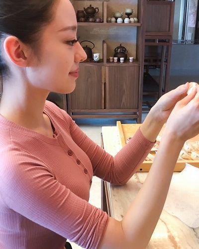吉娜自拍被偷拍，当第三角度下画面曝光后，却被手机壳抢镜