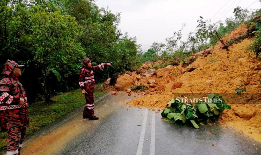 Road to Matang Wildlife Centre cut off by landslide