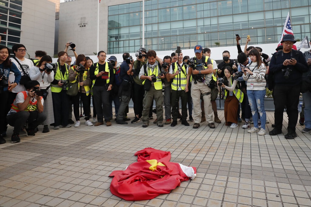 警方指中环示威者主动袭警酿混乱 批有人故意协助罪犯