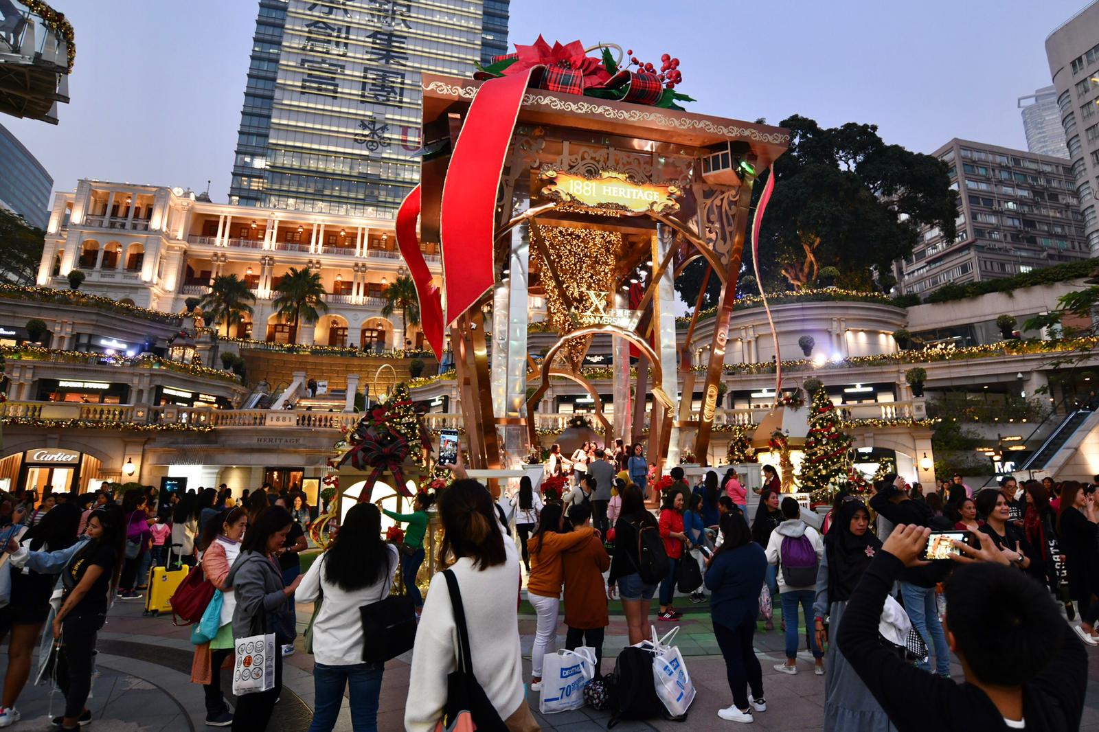社会平静酒楼「冬至」做节满座 尖沙嘴赏灯饰人头涌涌