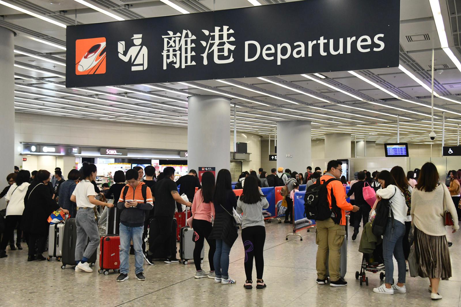 高铁站昨5.3万人次出入境 港人北上过圣诞