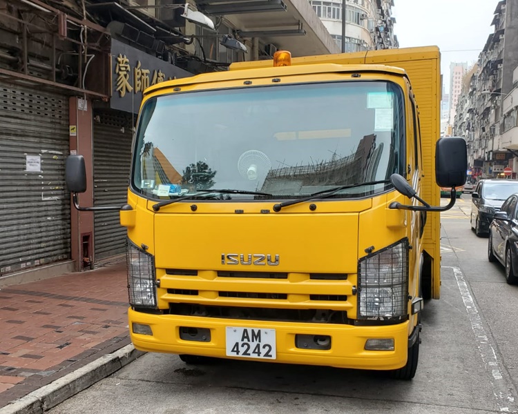 食环署车上海街遭人扔水樽