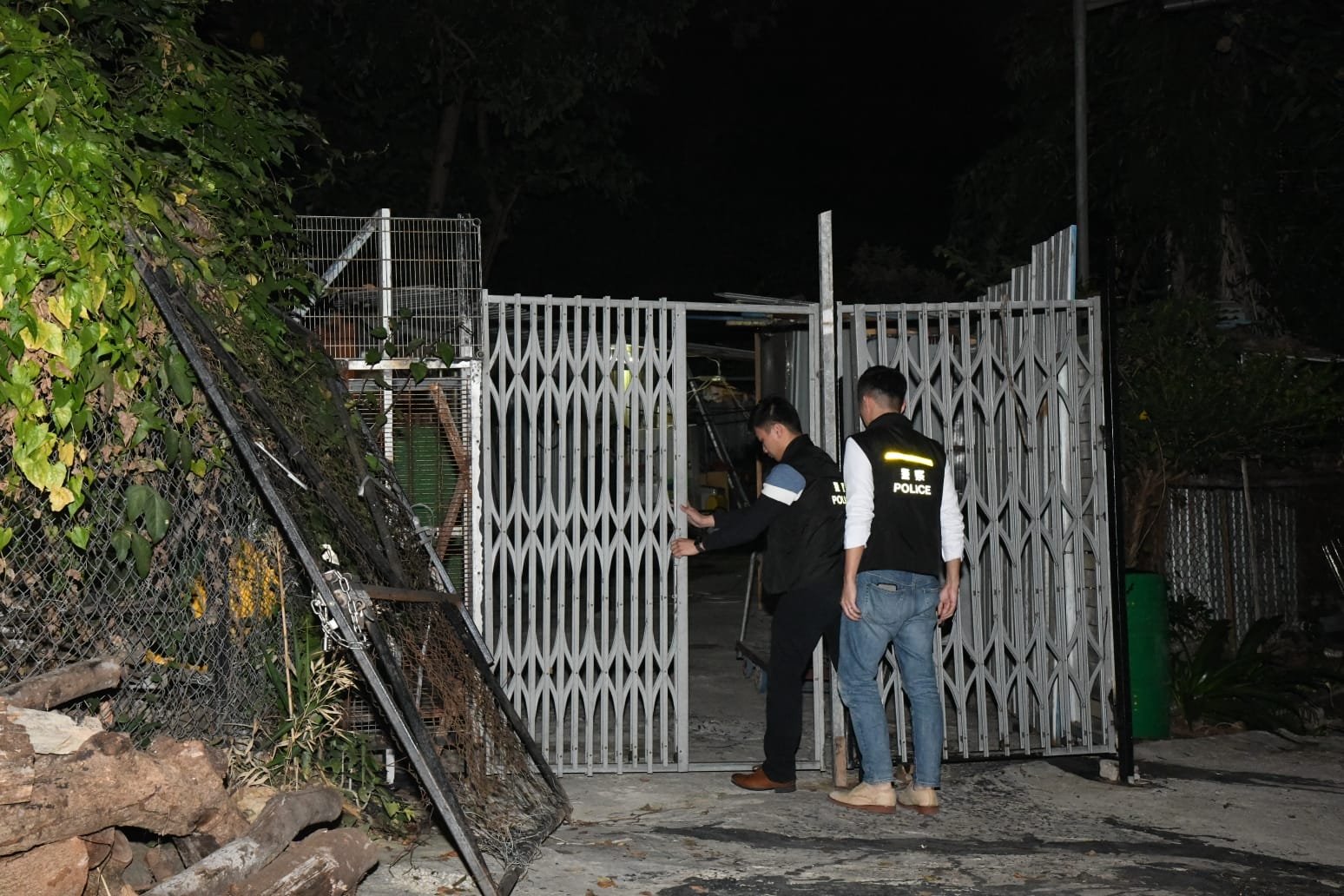 警八乡破黑帮武器库 拘4人检12支长短枪
